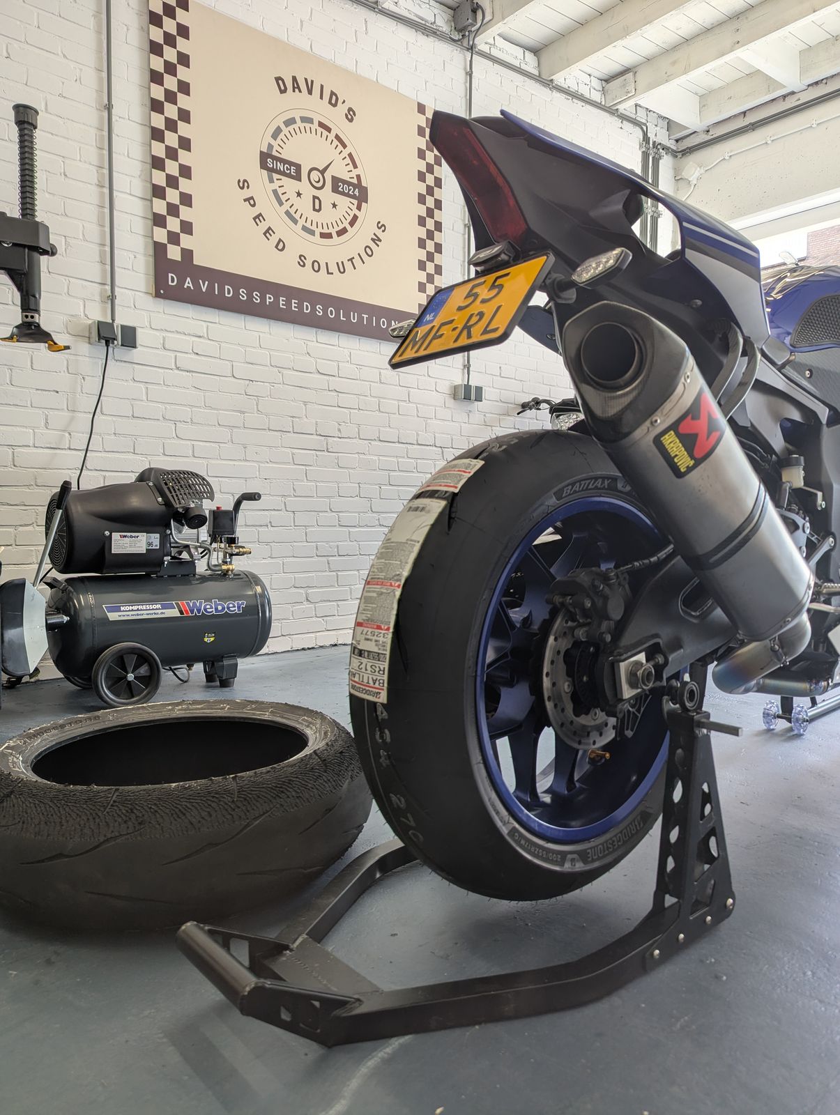 Motor op een montagestandaard in de werkplaats van David's Speed Solutions