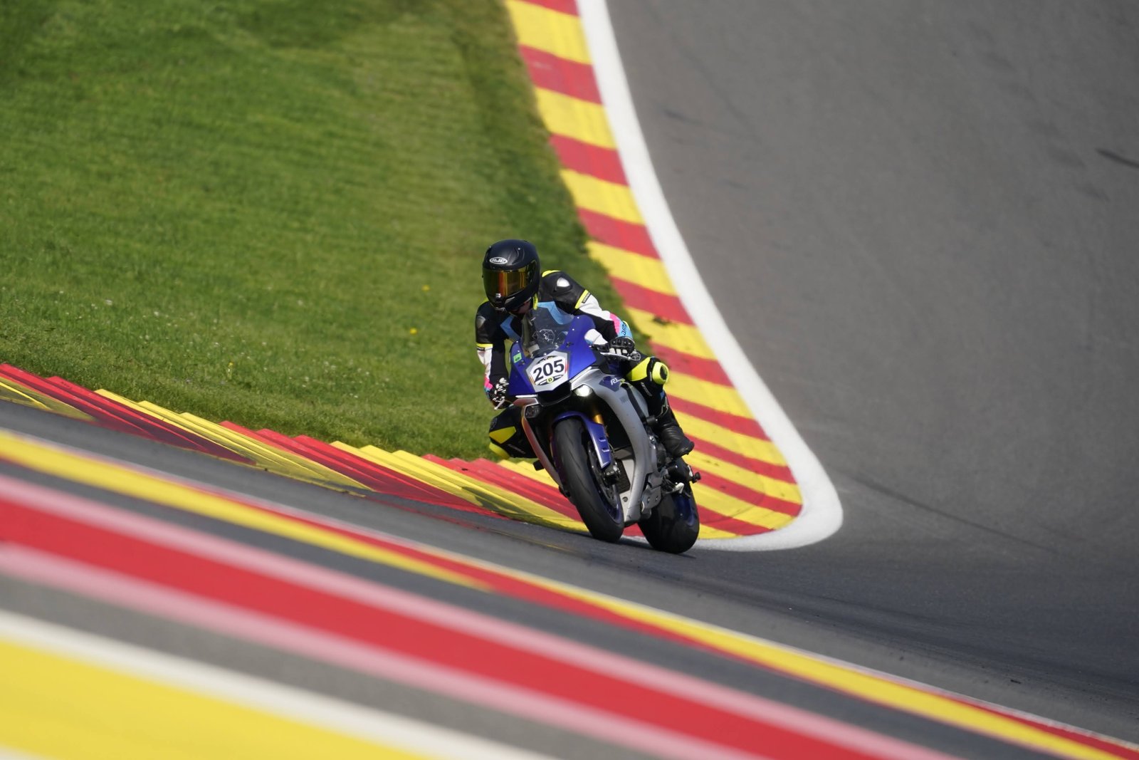 Sportmotor door een snelle circuitbocht