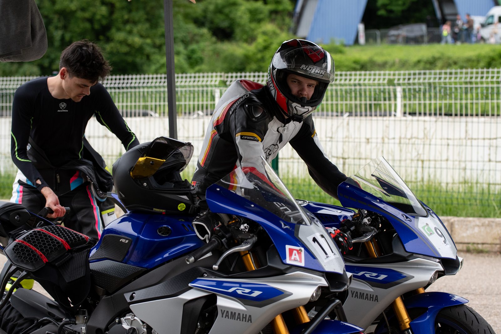 In de paddock bij twee Yamaha R1 racemotoren, klaar voor de start