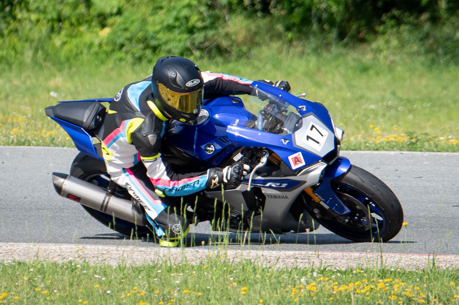 Coureur met de knie op de baan door een bocht op een Yamaha R1