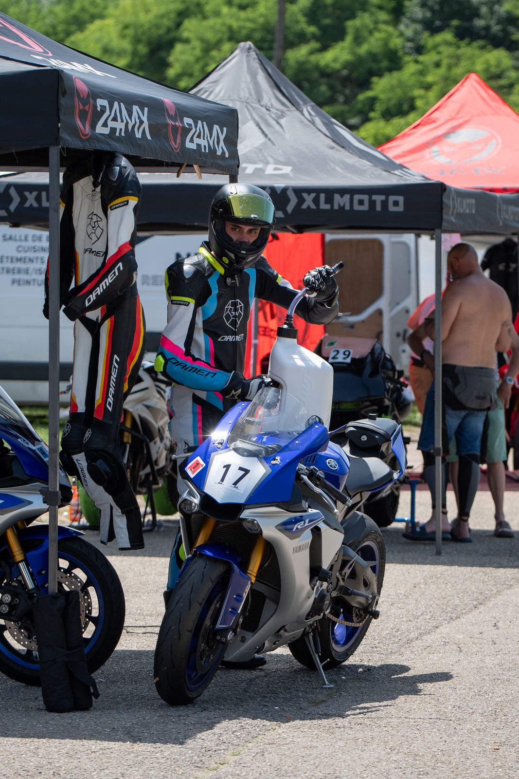 Racemotor met monteurs in de paddock onder de tent